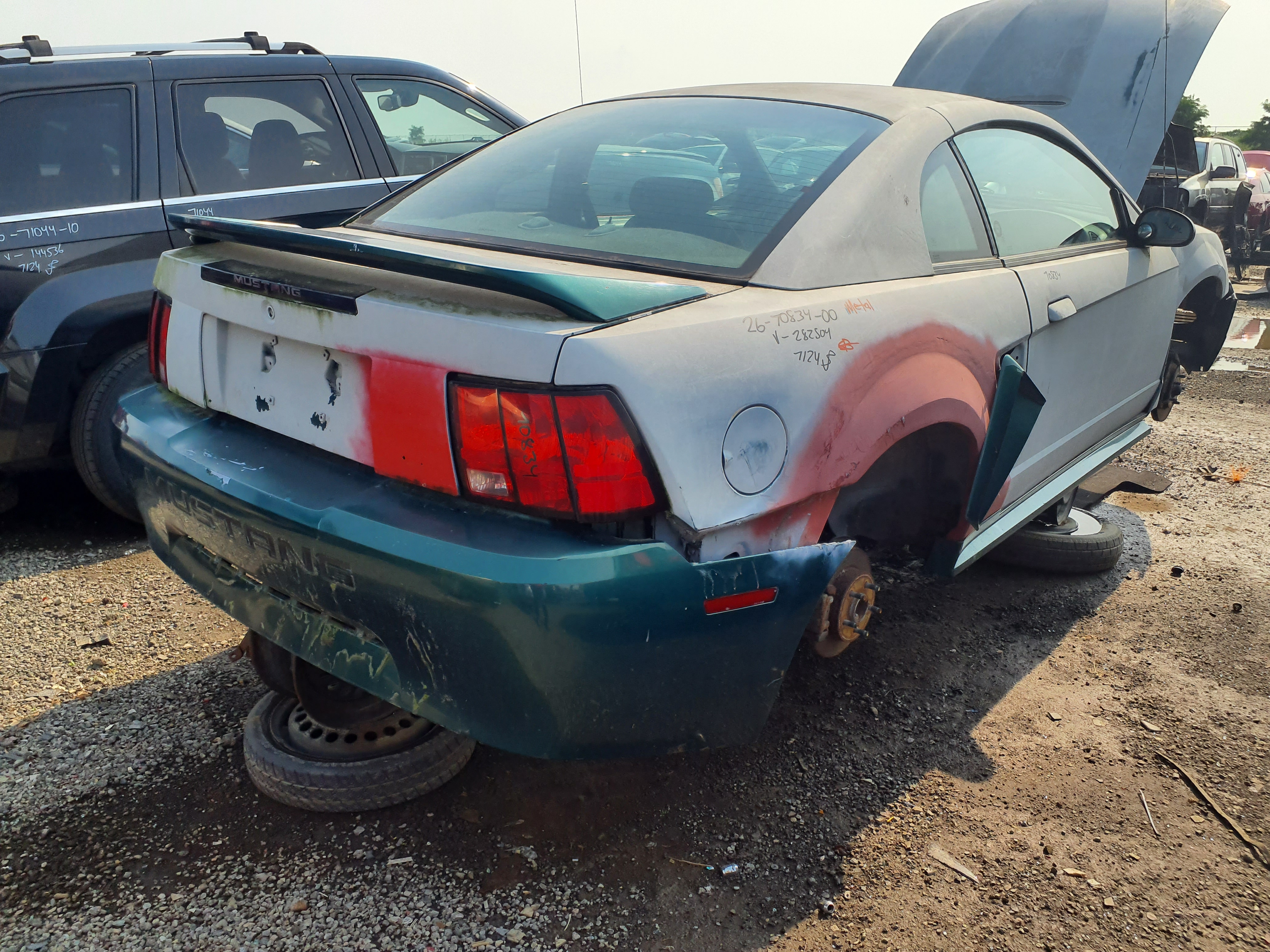 FORD MUSTANG 2000