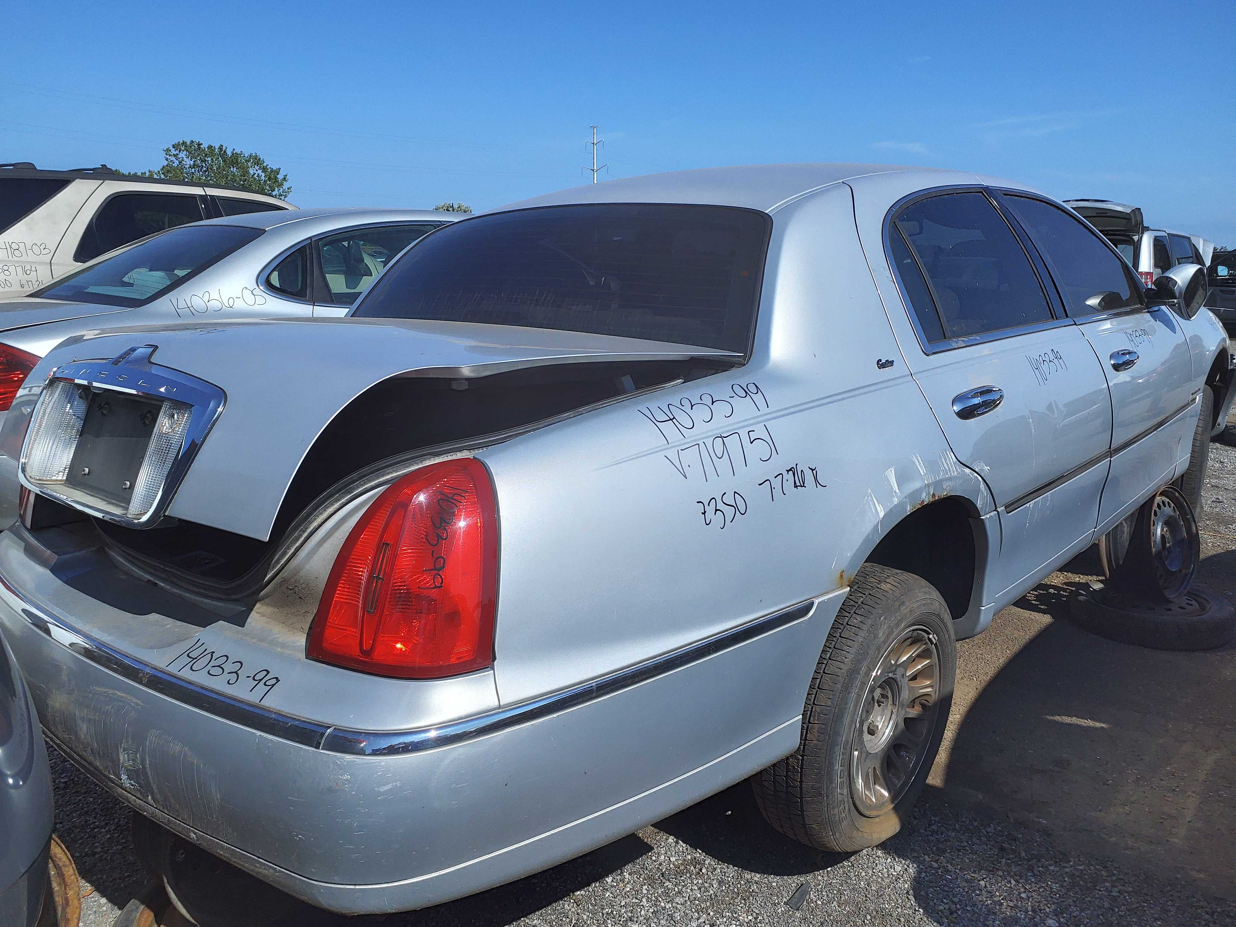 LINCOLN TOWN CAR 1999