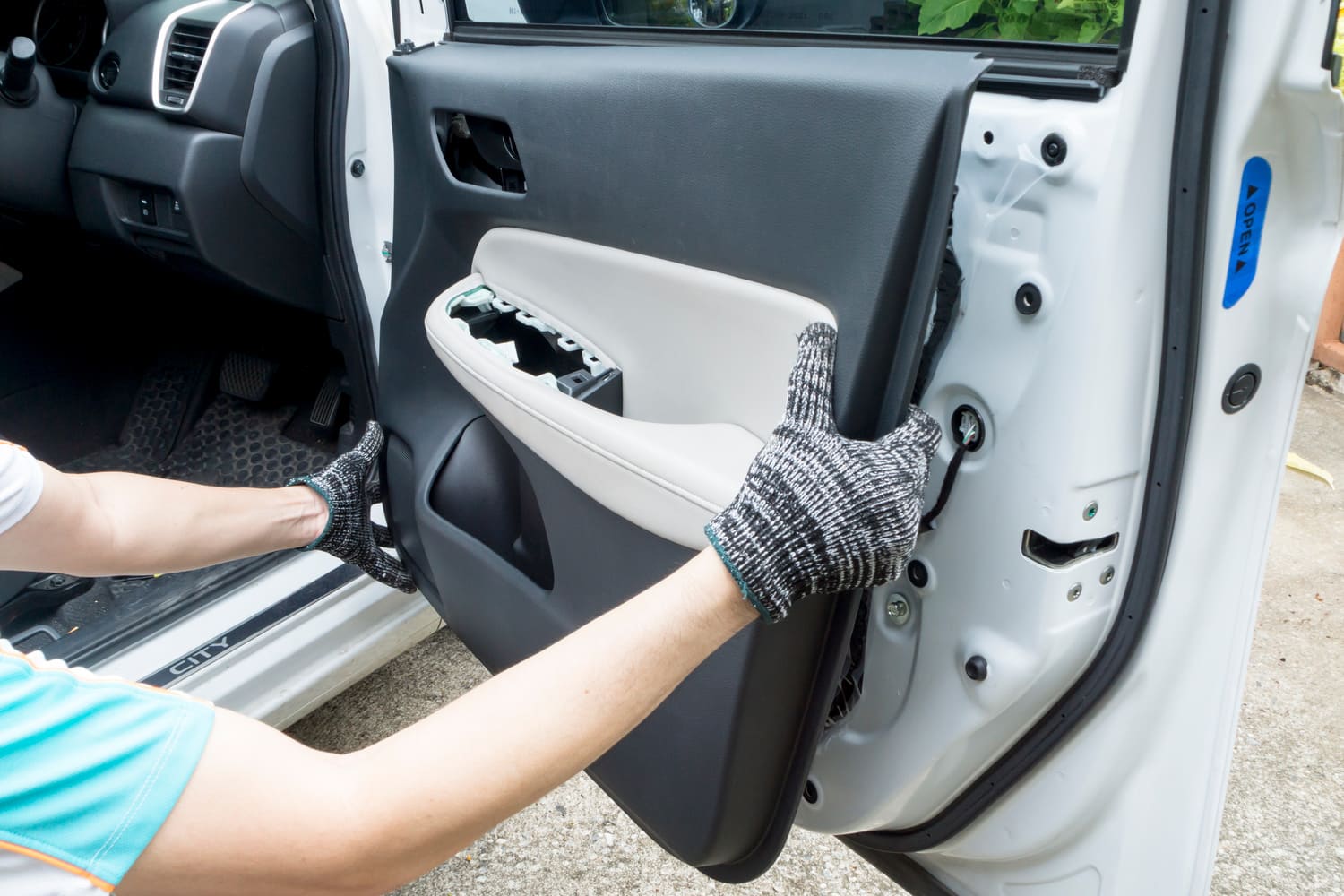 Client retirant une pièce auto dans une cour de récupération
