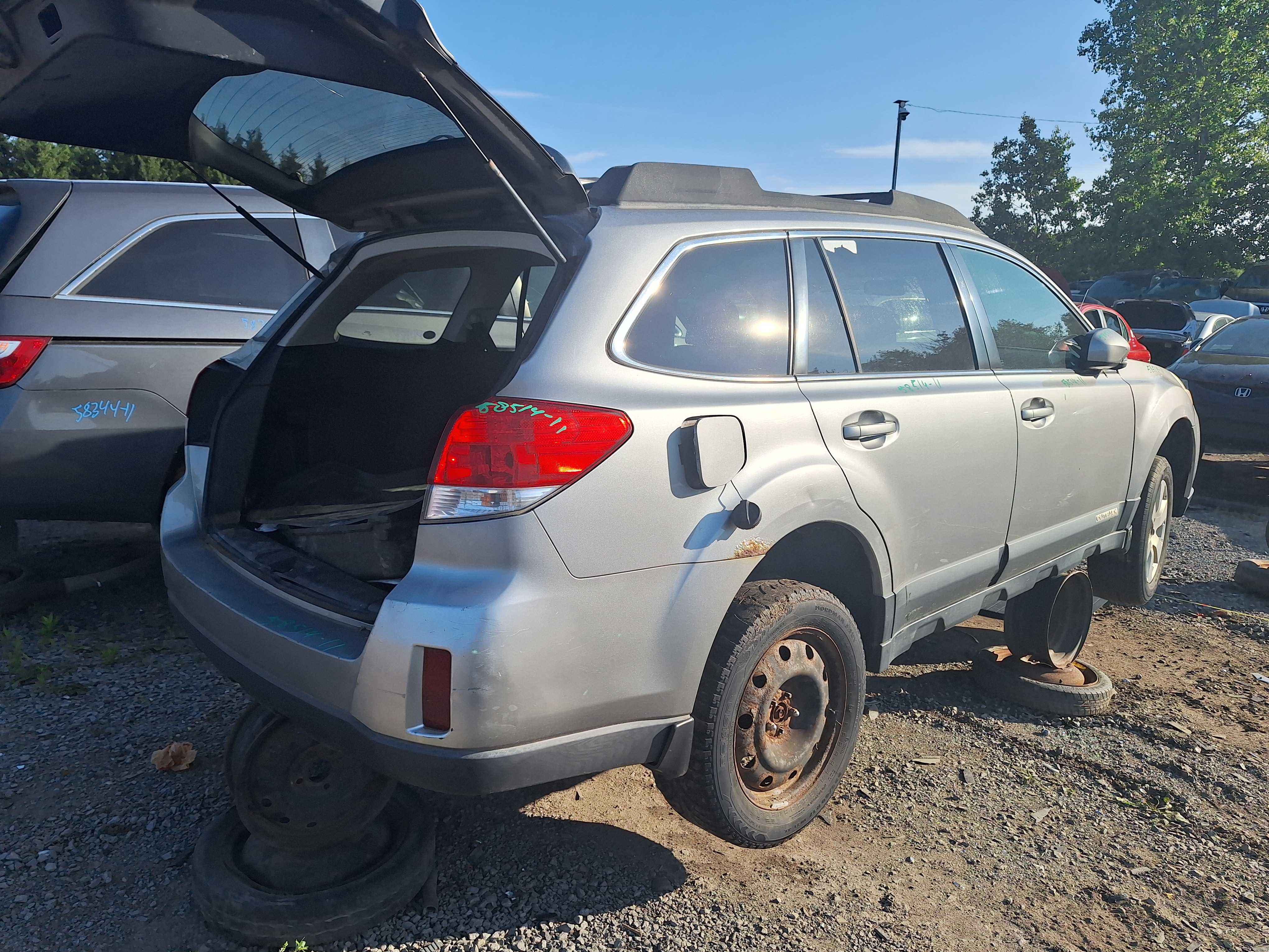 SUBARU OUTBACK 2011