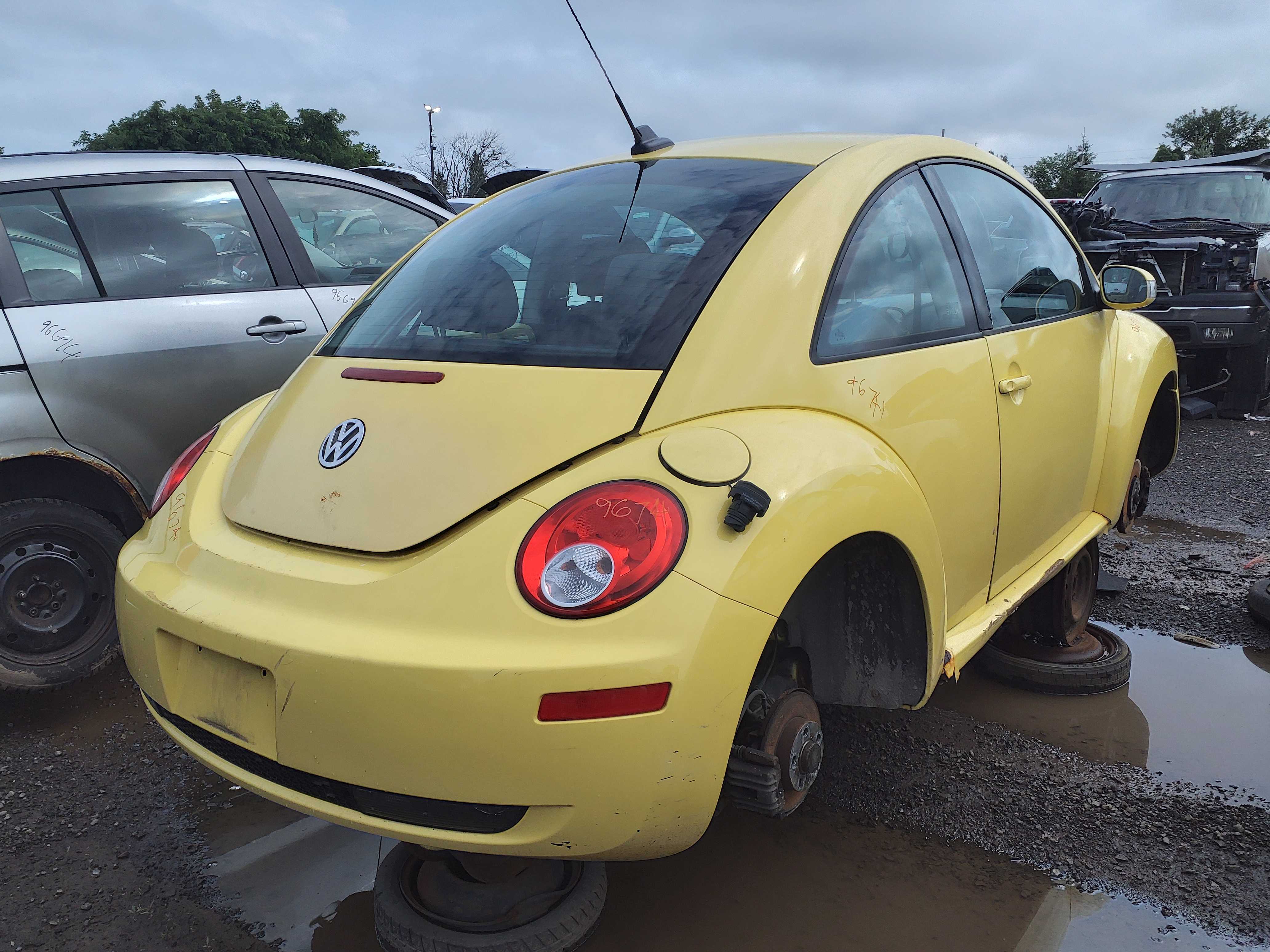 VOLKSWAGEN NEW BEETLE 2010