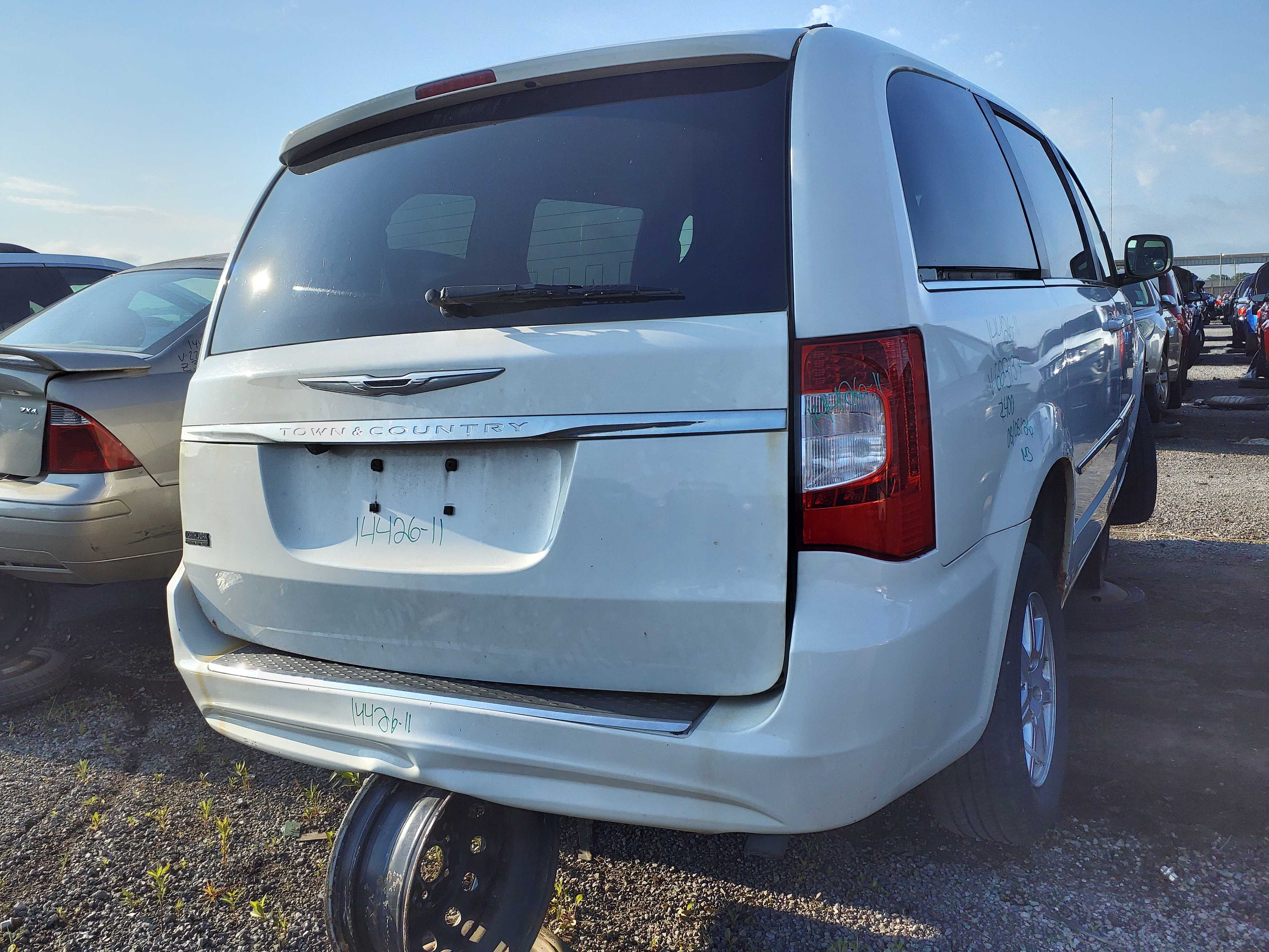 CHRYSLER TOWN &amp; COUNTRY 2011