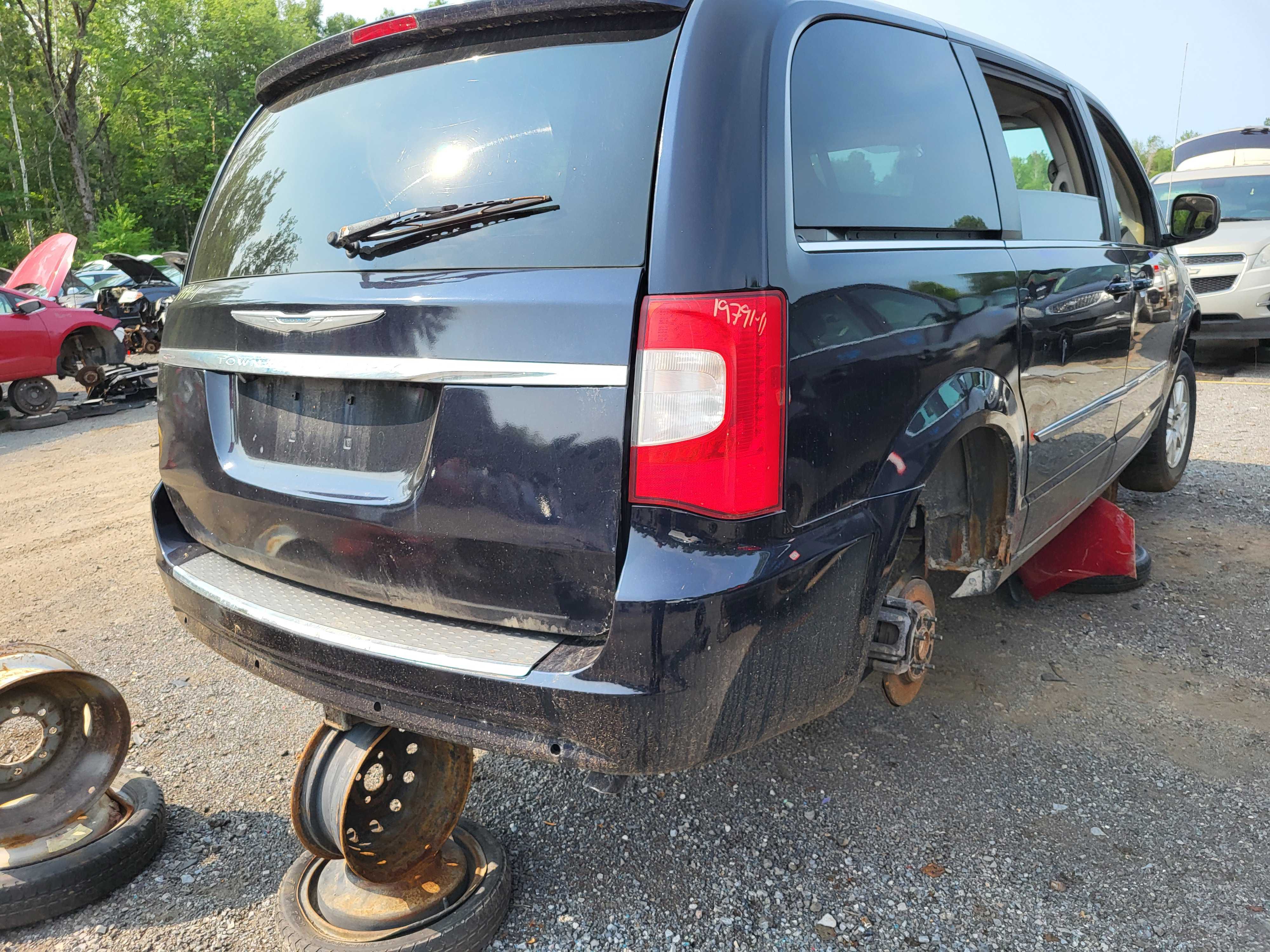 CHRYSLER TOWN &amp; COUNTRY 2011