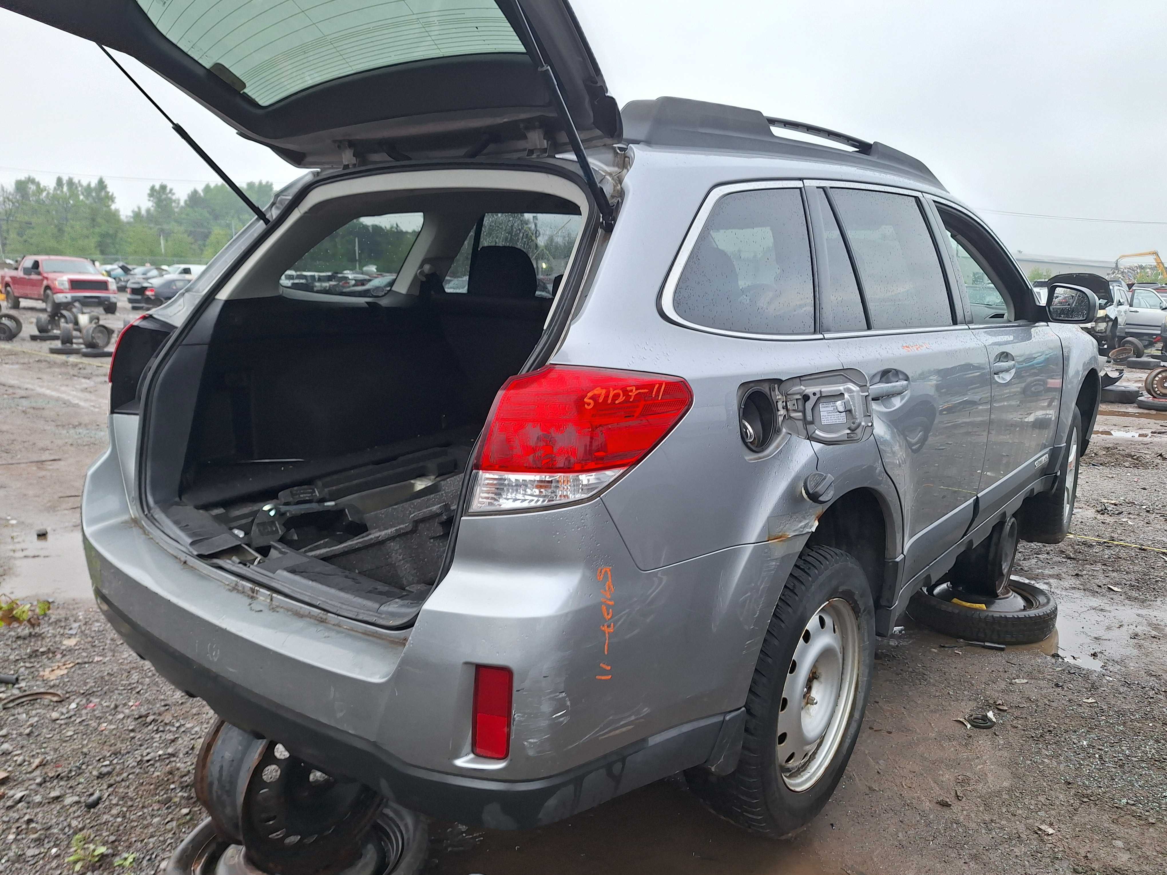 SUBARU OUTBACK 2011