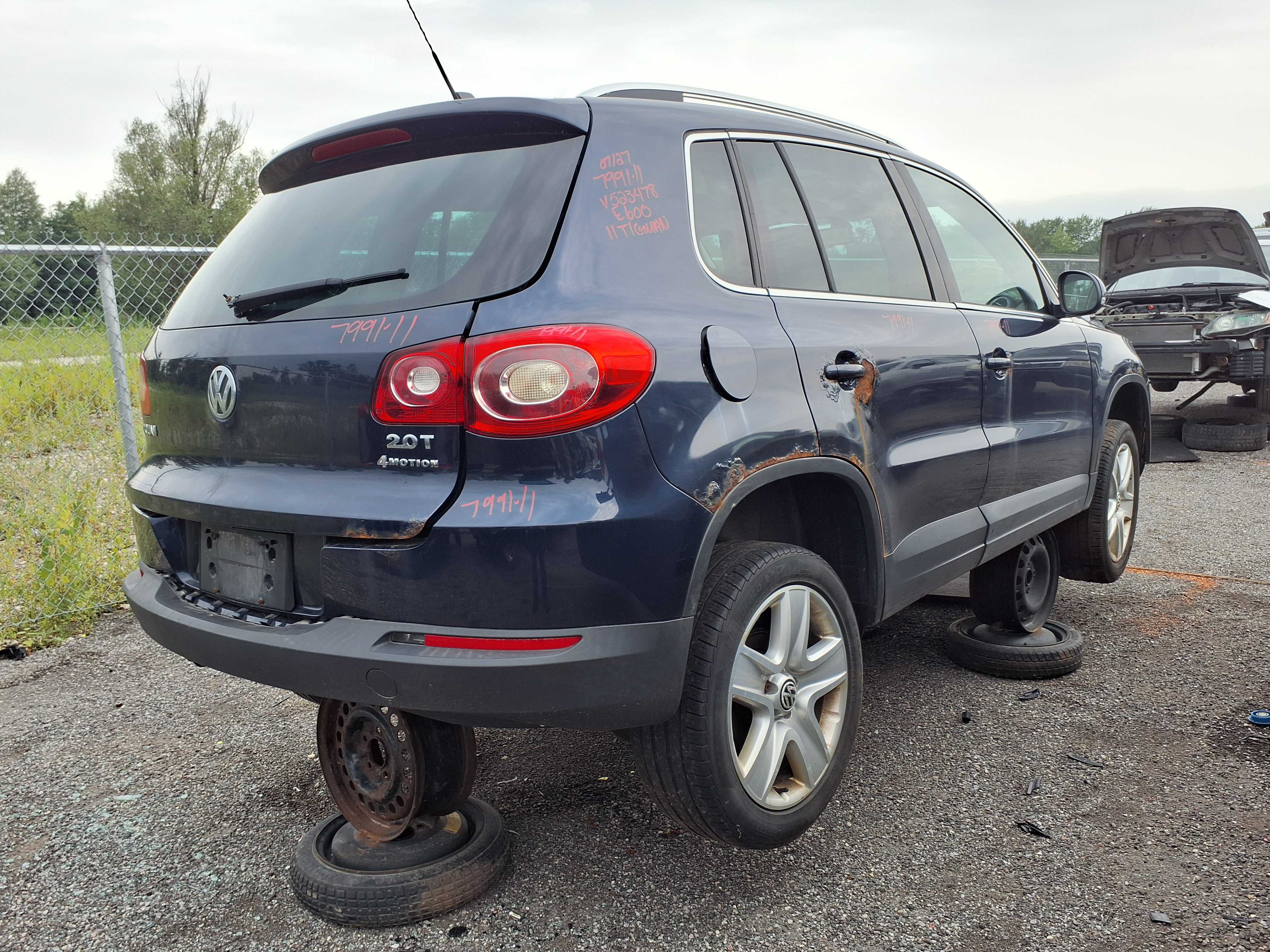 VOLKSWAGEN TIGUAN 2011