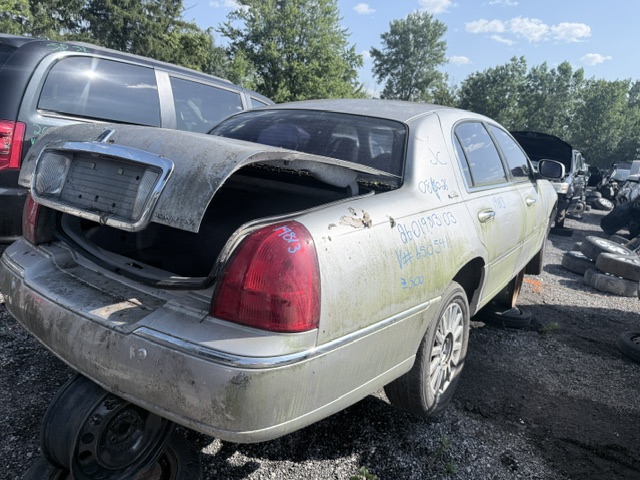 LINCOLN TOWN CAR 2003