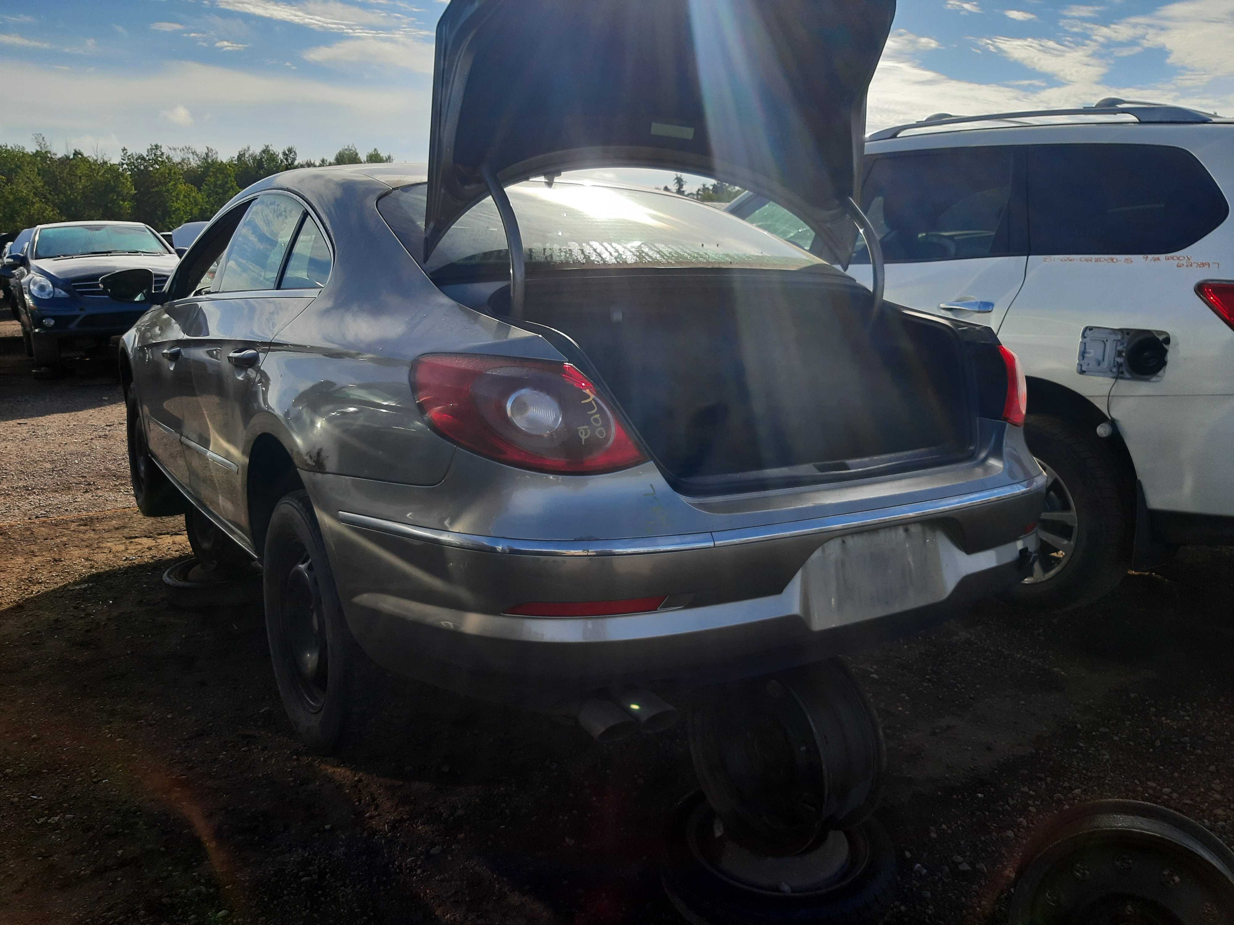 VOLKSWAGEN PASSAT 2012